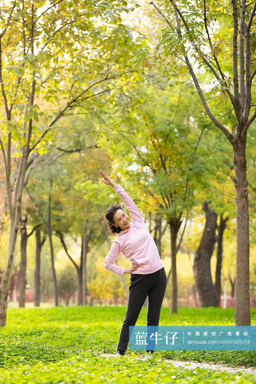 开心的老年女子在公园锻炼身体