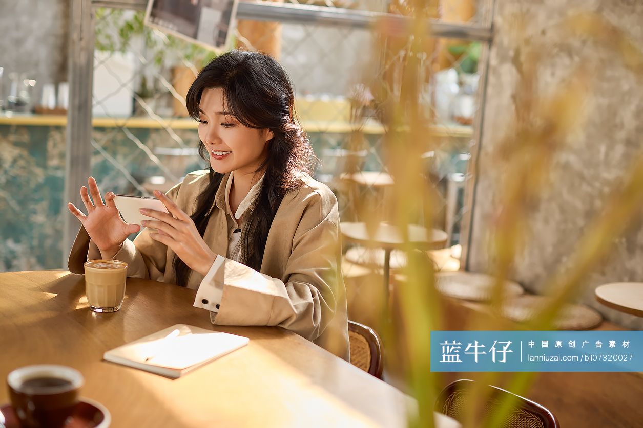 快乐女性在咖啡馆拍照