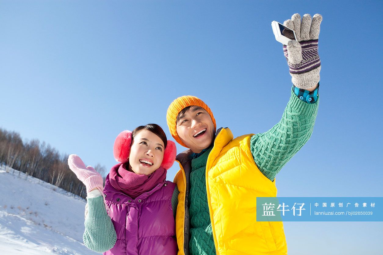 年轻情侣在滑雪场-蓝牛仔影像-中国原创广告影像素材