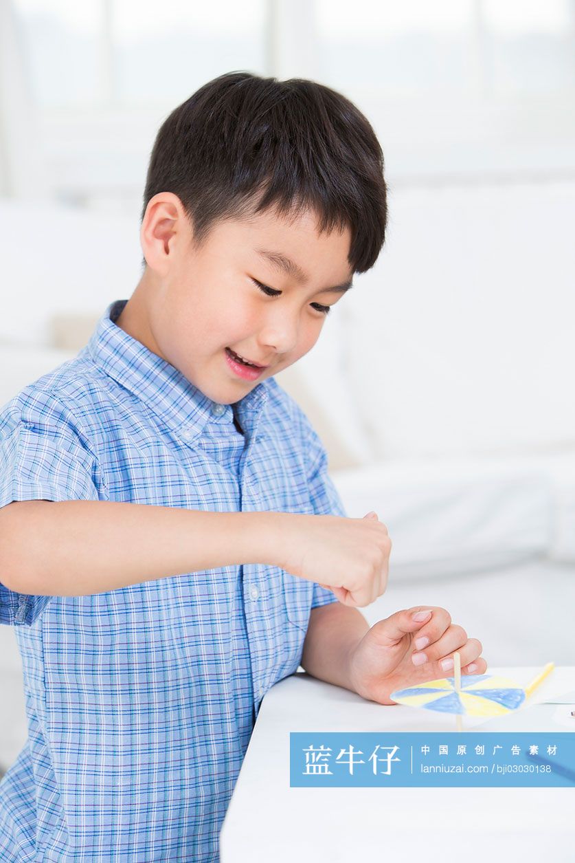 小男孩在玩纸玩具