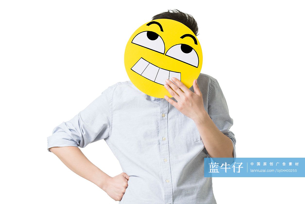 年轻男子戴着一张卡通笑脸-蓝牛仔影像-中国原创广告影像素材