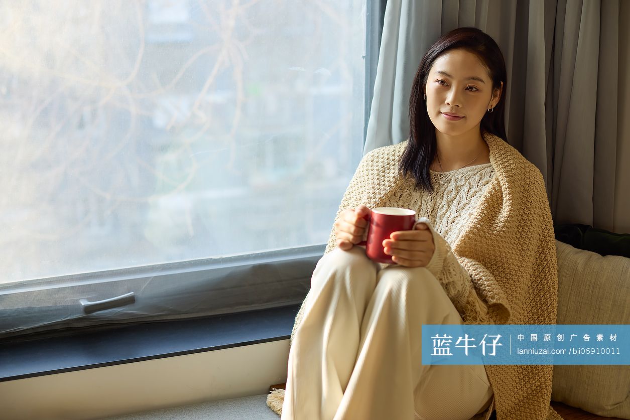 年轻女性居家喝热饮