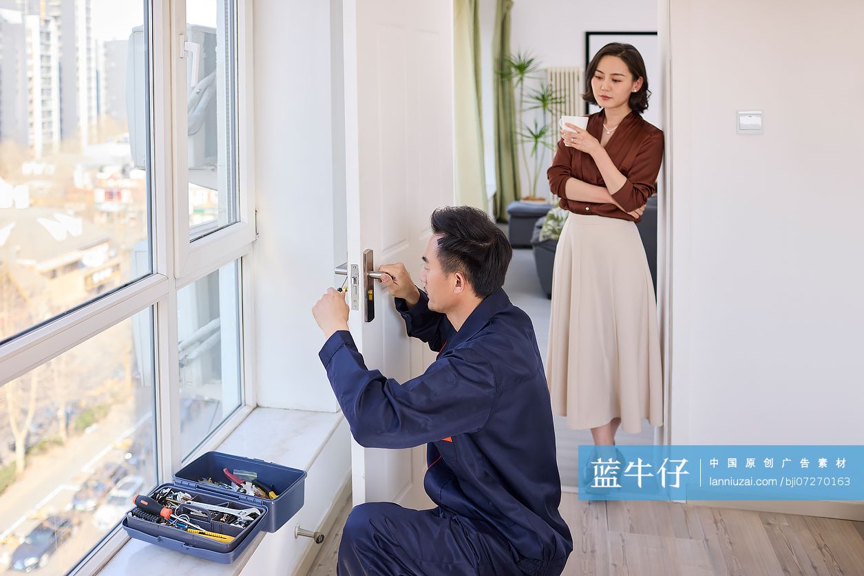 修理工修门锁