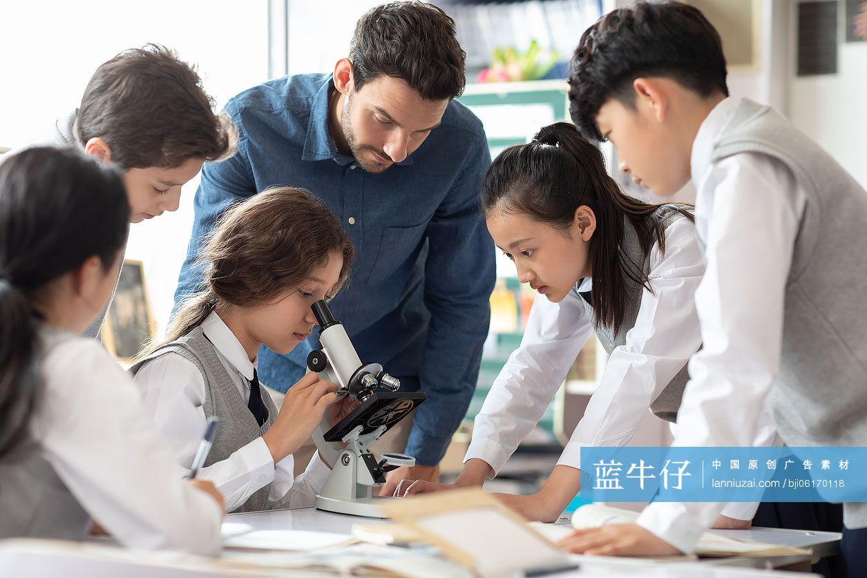 学生在教室使用显微镜