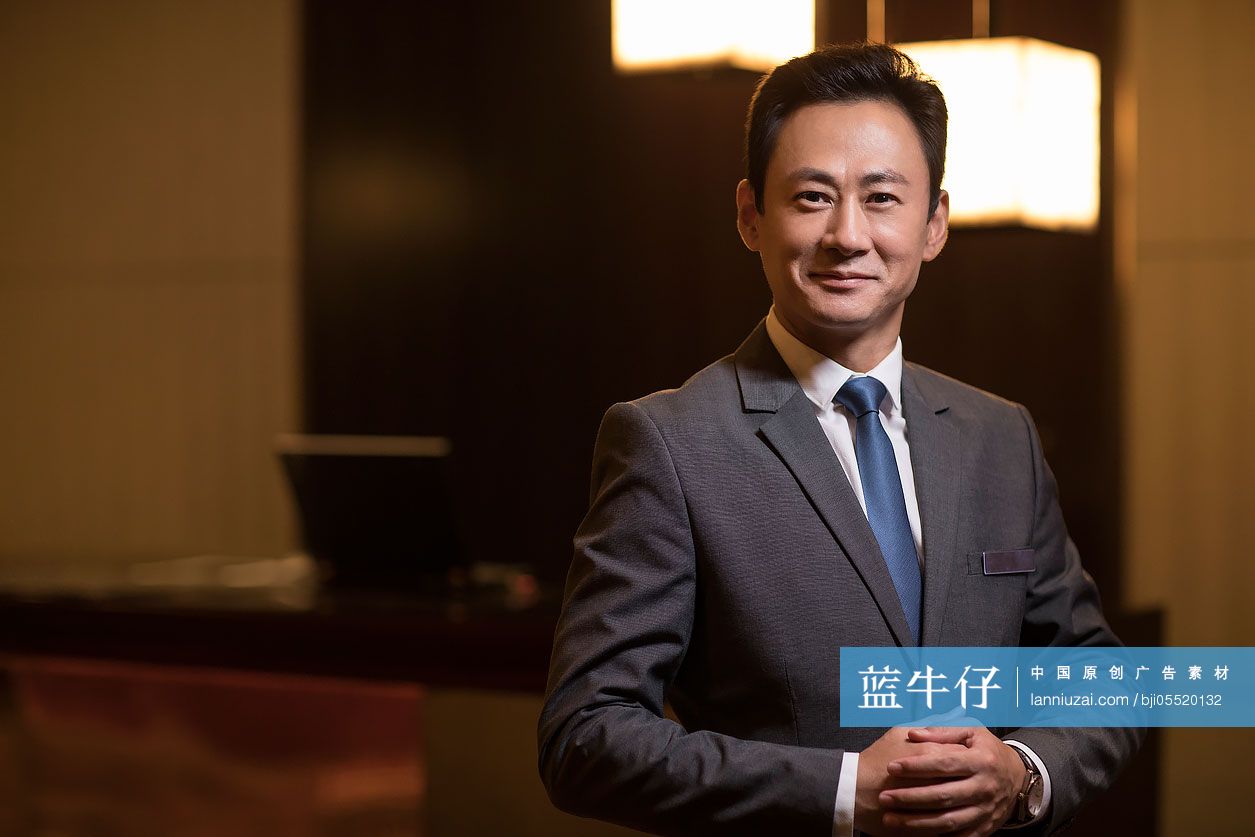 自信的酒店经理肖像-蓝牛仔影像-中国原创广告影像素材