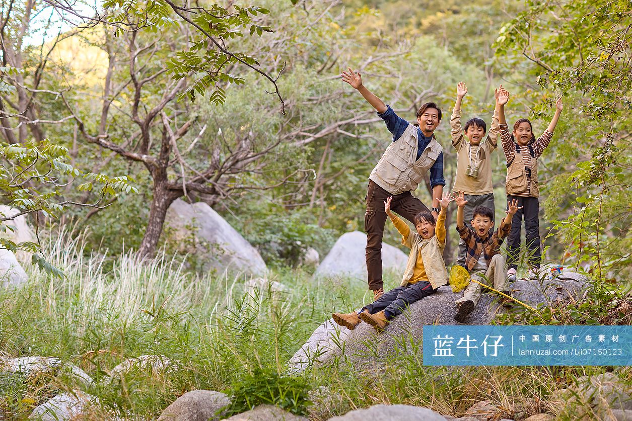 老师带学生在小溪边玩耍