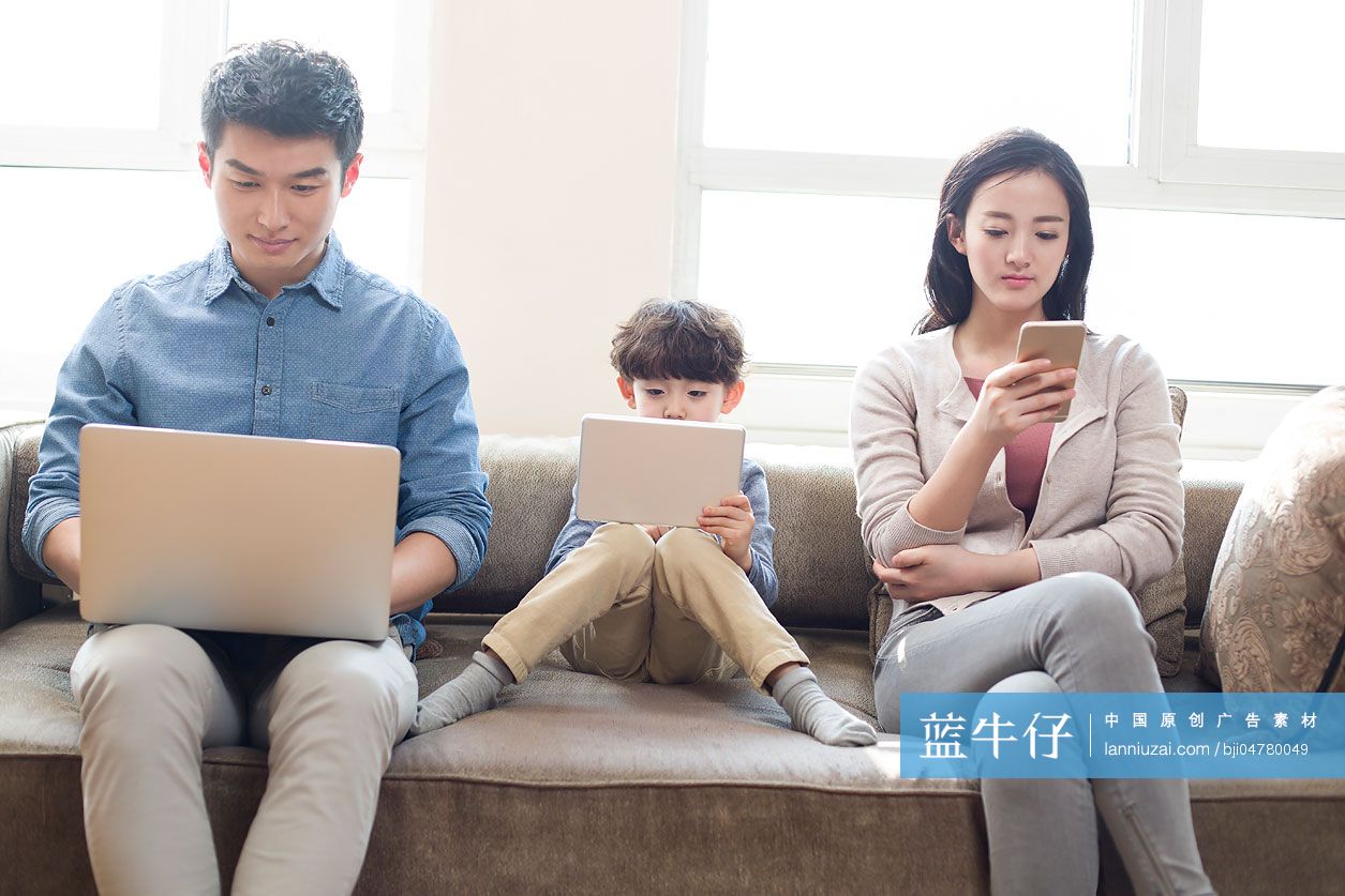 年轻低头族家庭