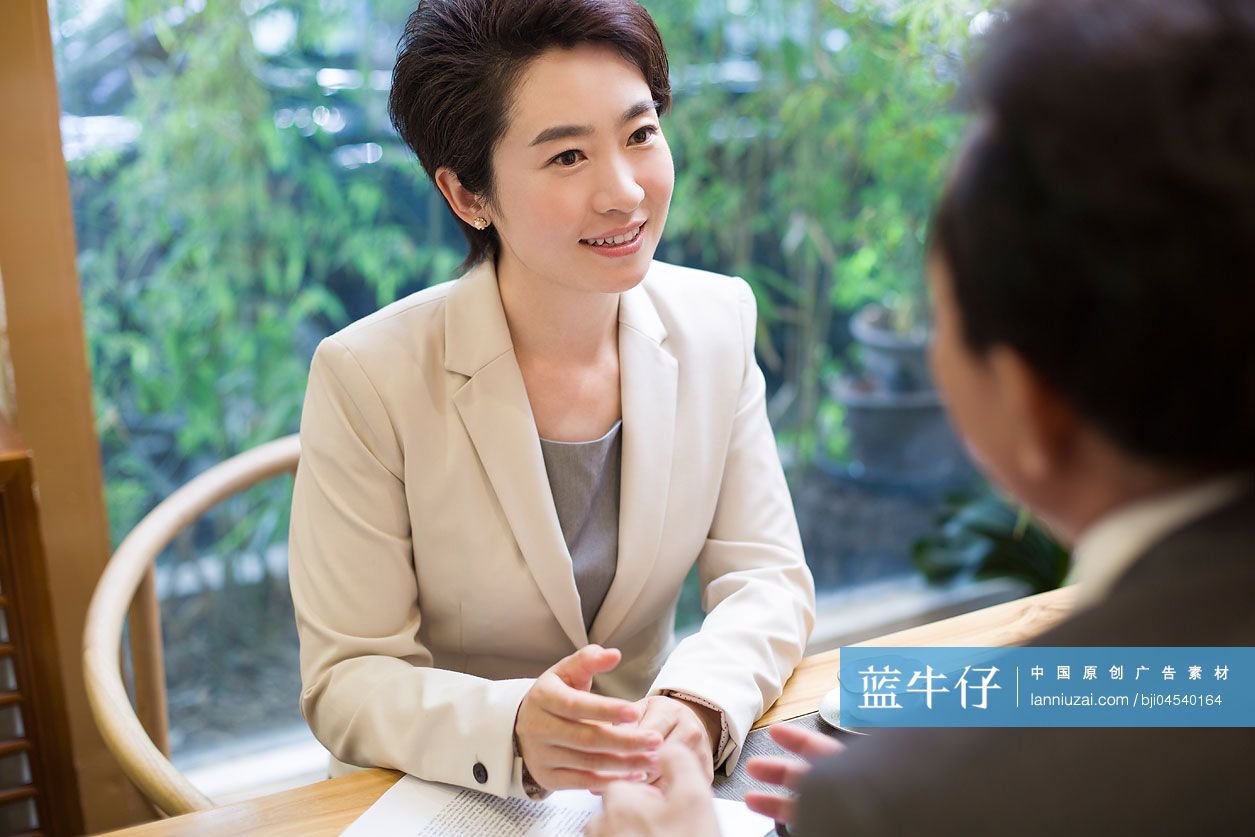 商务人士在茶馆谈生意