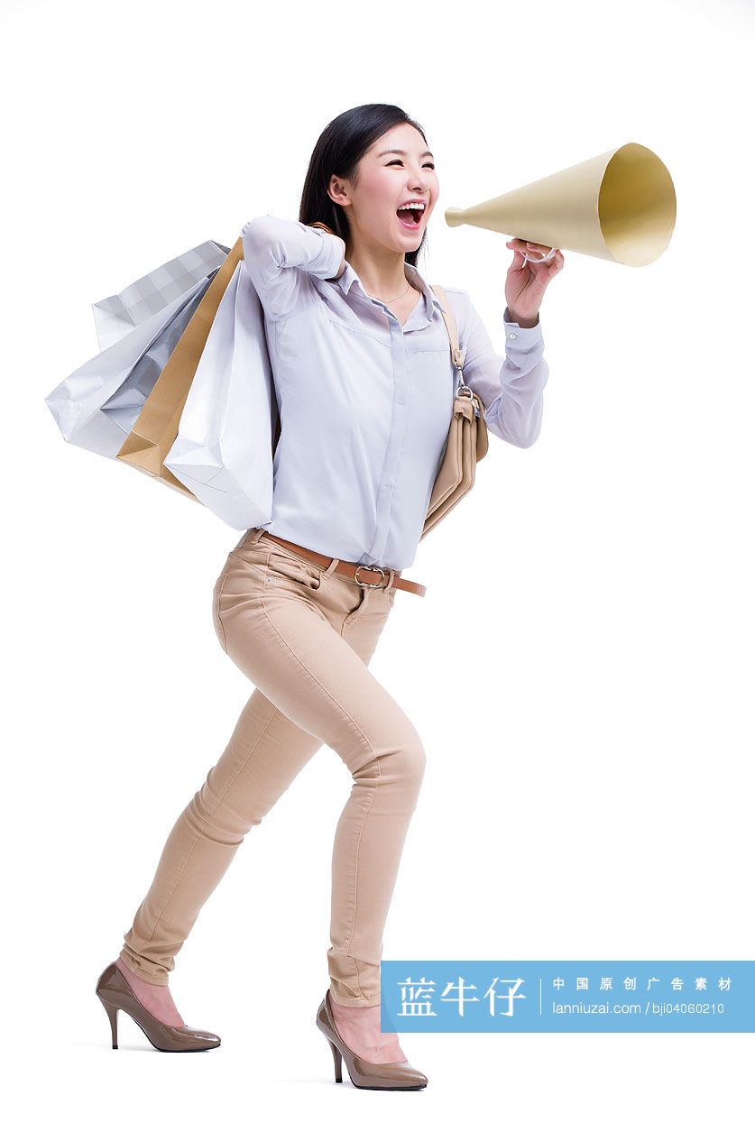 年轻女孩喊喇叭购物
