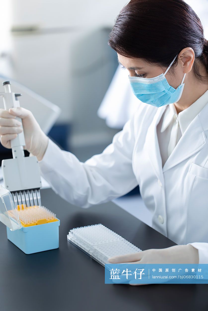 医学研究员在实验室工作