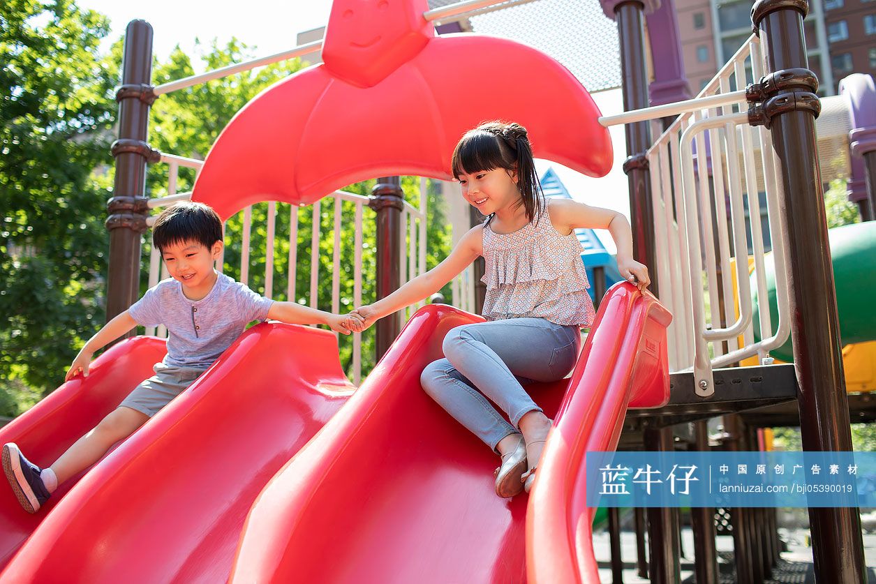 快乐的姐弟俩在游乐园玩耍-蓝牛仔影像-中国原创广告影像素材
