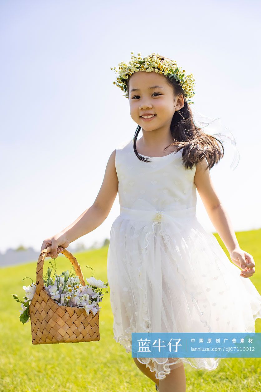 可爱的婚礼花童在草地上玩