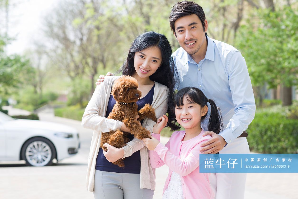 快乐的年轻家庭和宠物狗