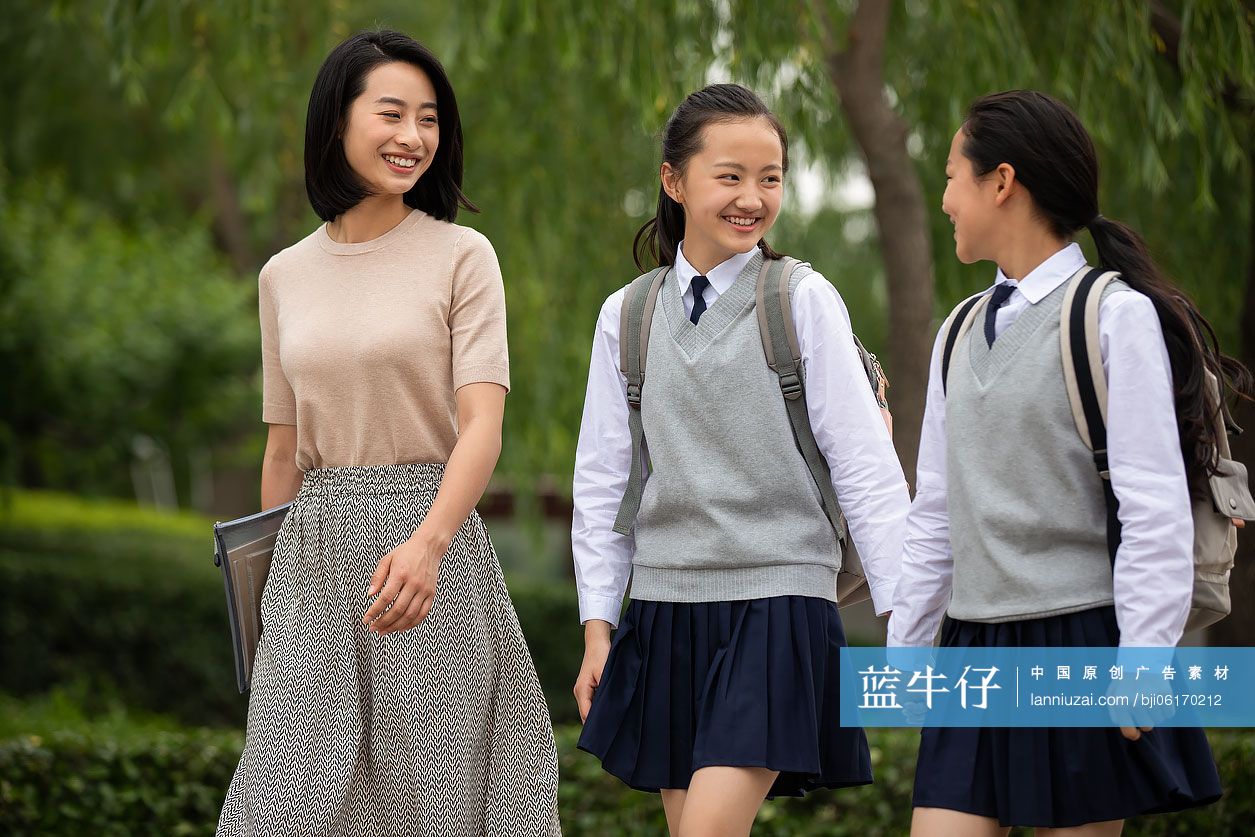 老师和学生在校园里谈话