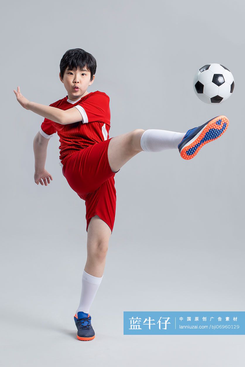 快乐的男孩踢足球