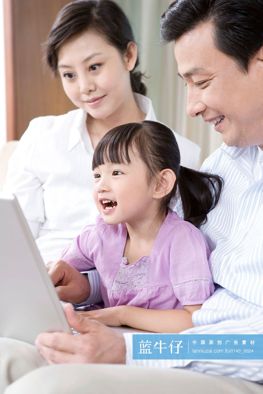 一家人用笔记本电脑上网