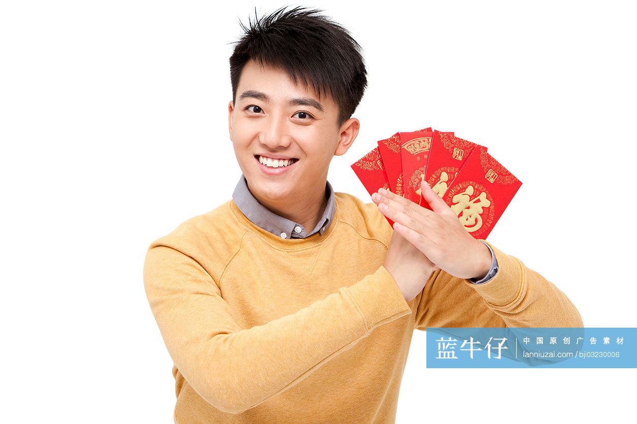 手持红包的年轻男子拜年