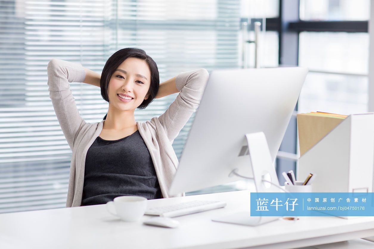 年轻女子在办公室休息
