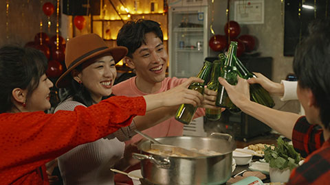 Young Chinese friends drinking beer in hotpot restaurant,4K