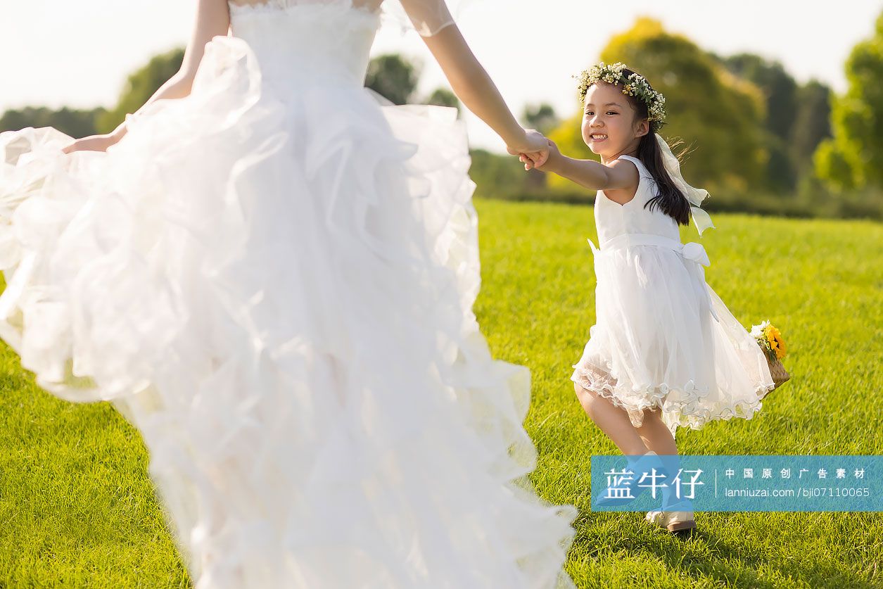 可爱的婚礼花童送花给新娘-蓝牛仔影像-中国原创广告影像素材