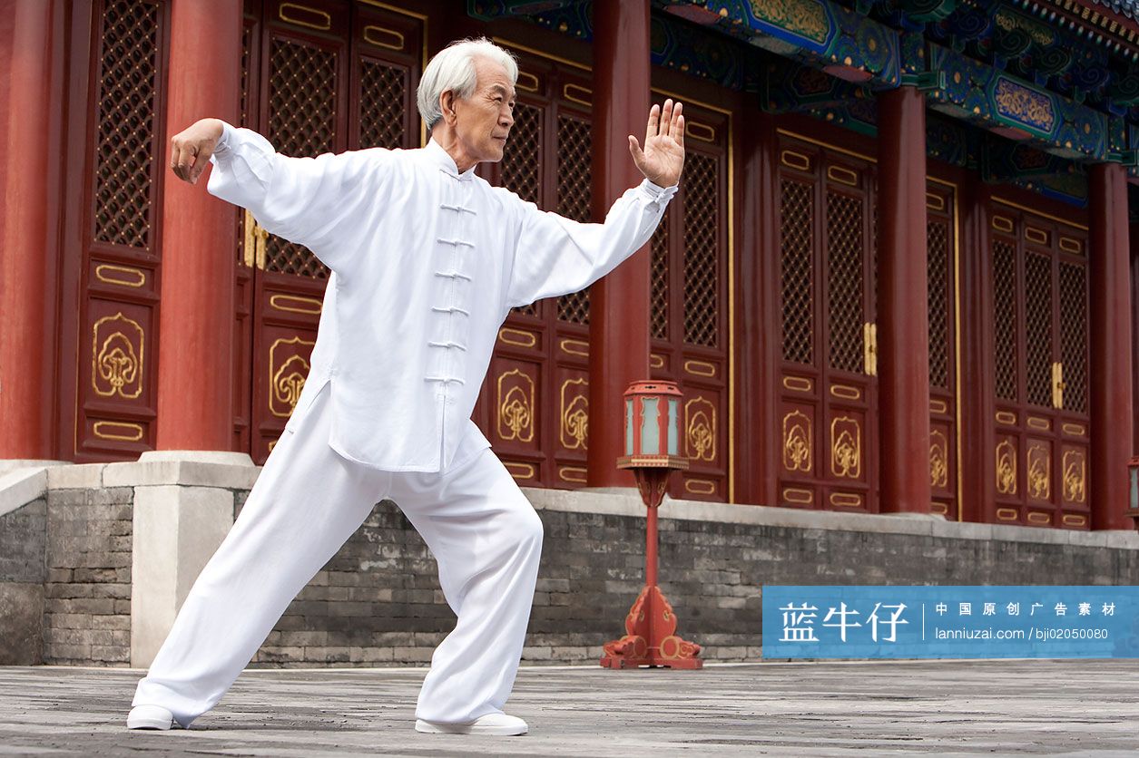 老年男子在天坛打太极-蓝牛仔影像-中国原创广告影像素材