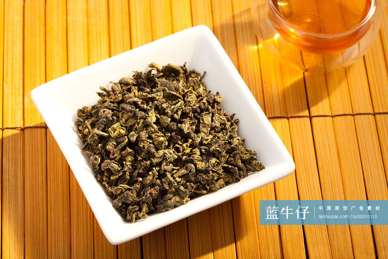 桌子上的竹简和茶