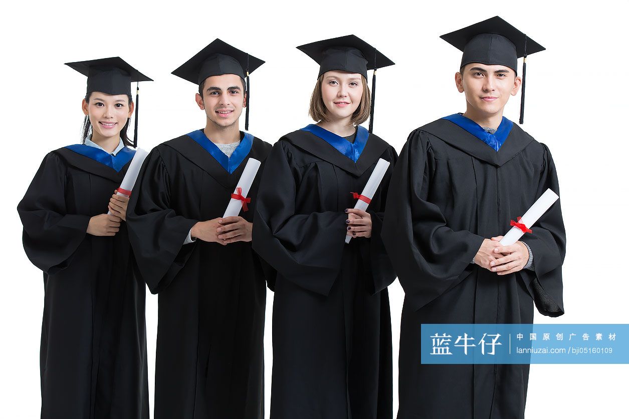 穿学士服的大学生们