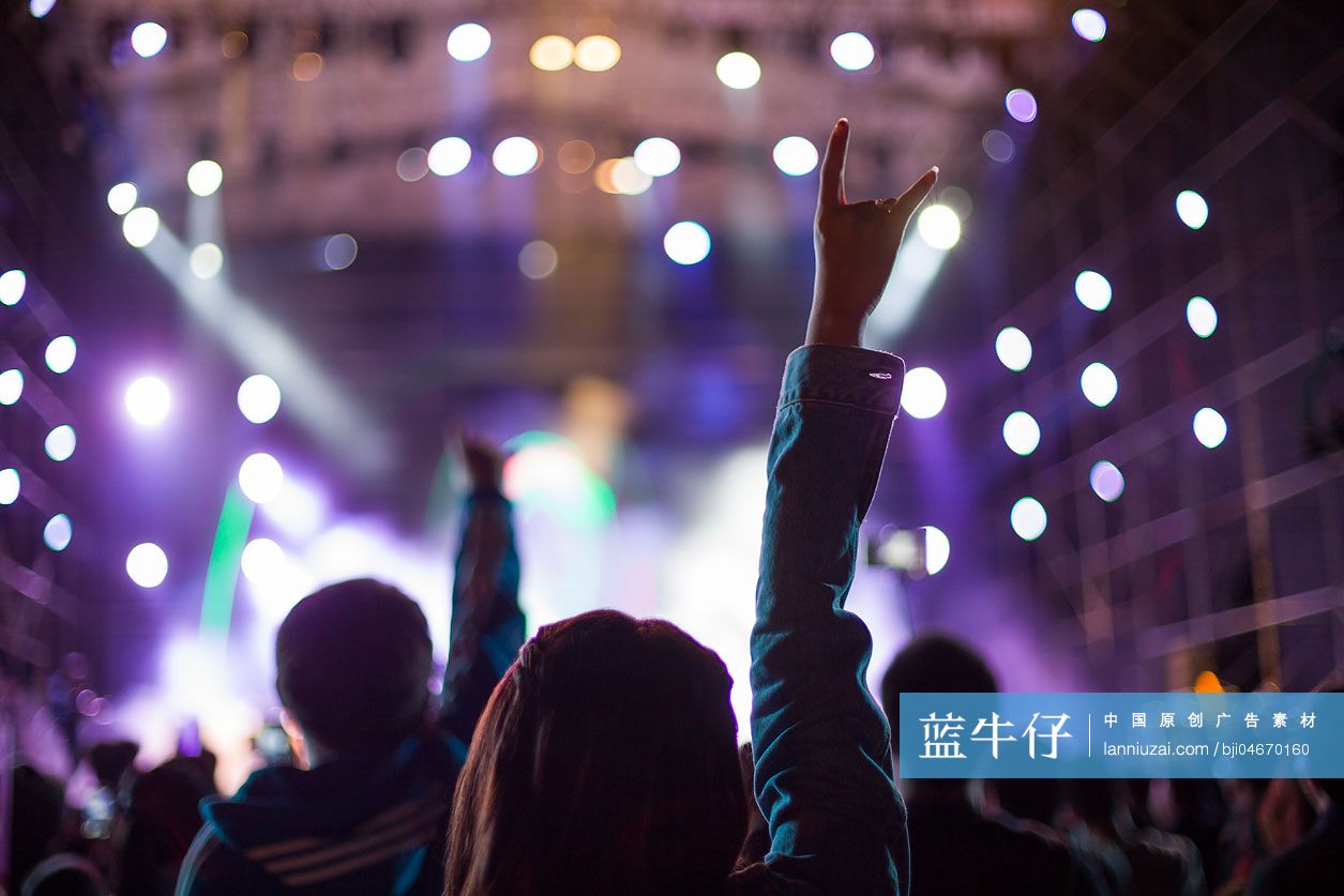 快乐的年轻女子参加音乐节