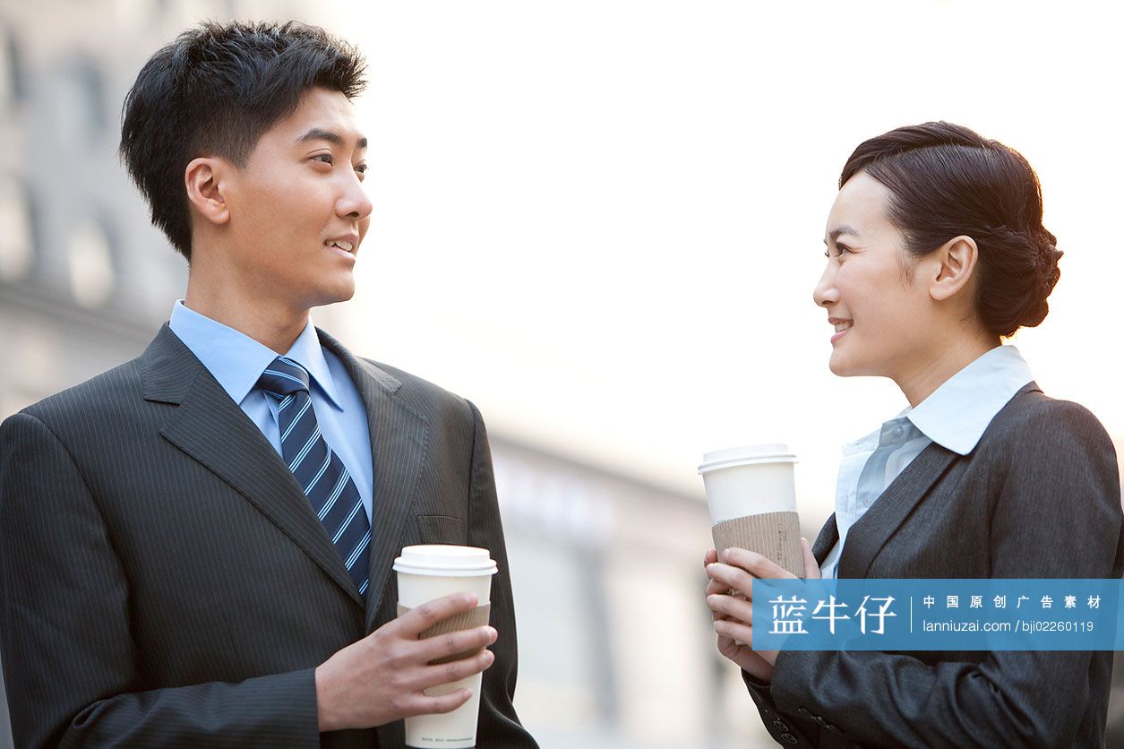 商务人士交谈