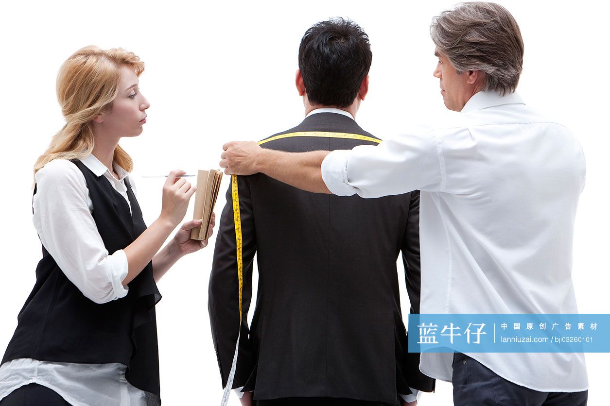 服装设计师为商人量尺寸