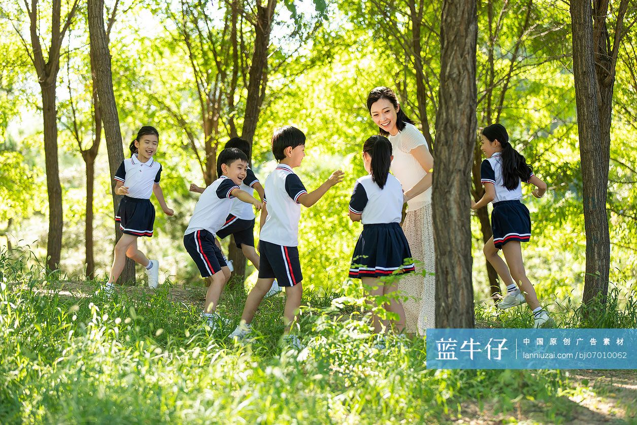 快乐的老师带领小学生春游