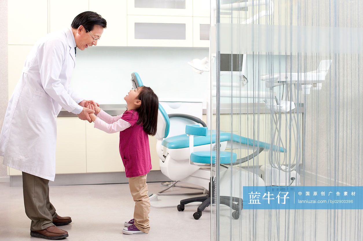 医生和患者在牙科诊所