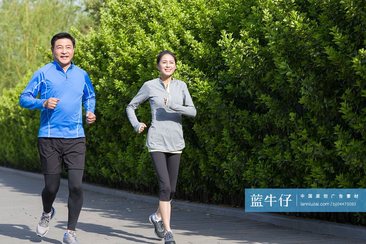 中年夫妇在公园跑步健身