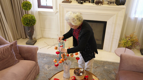 老人精心布置新春家居