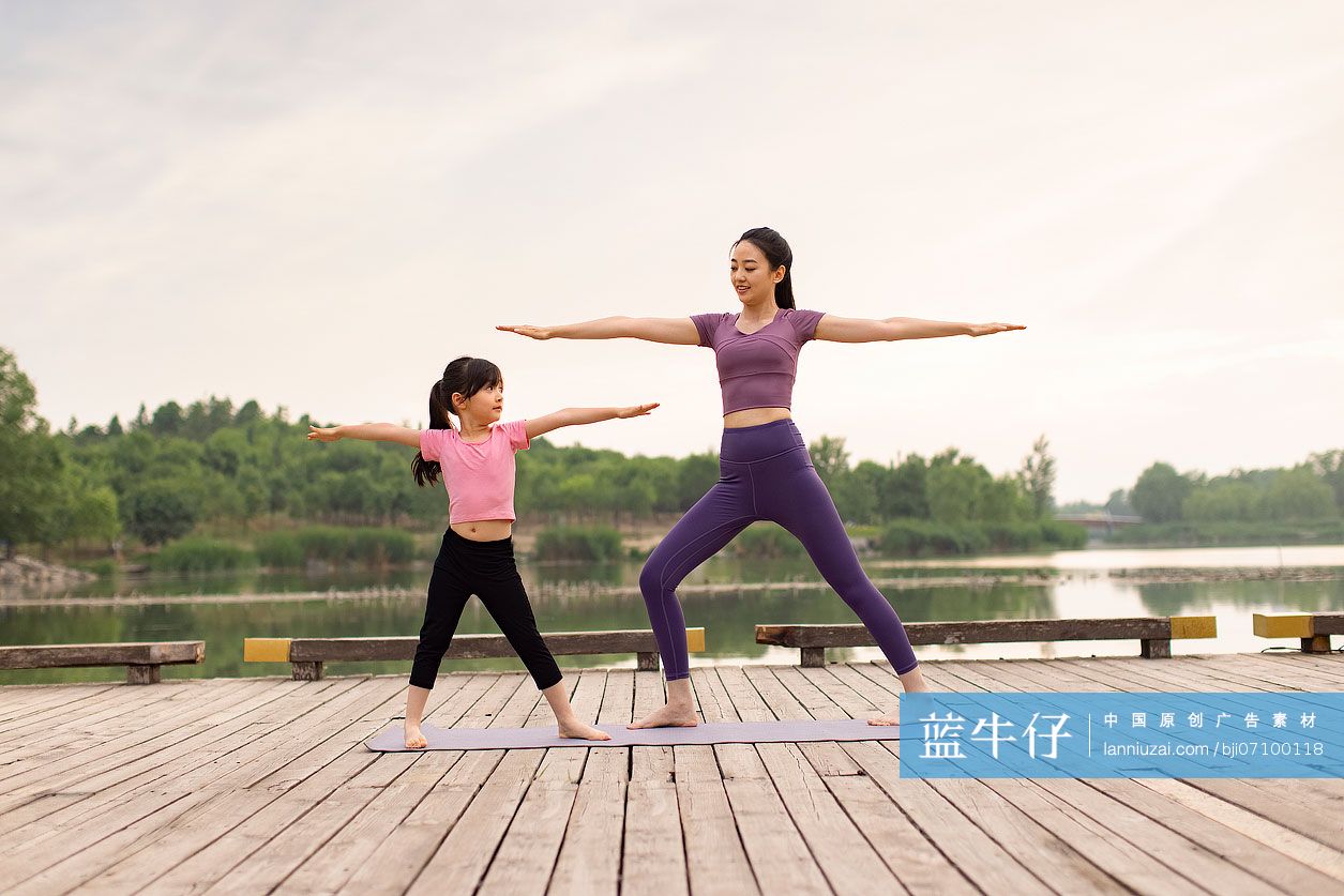 妈妈和女儿做瑜伽