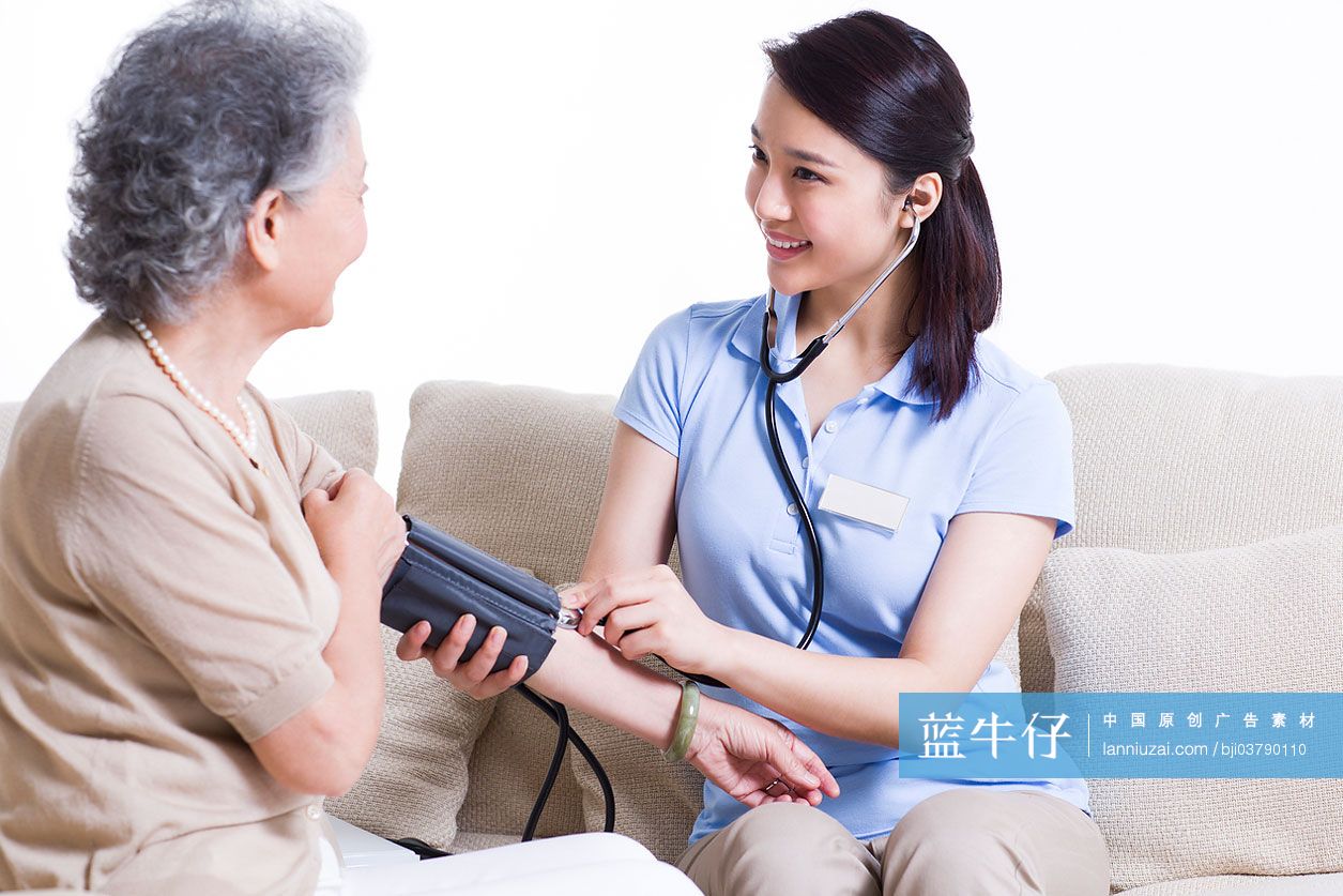 护工为老人量血压