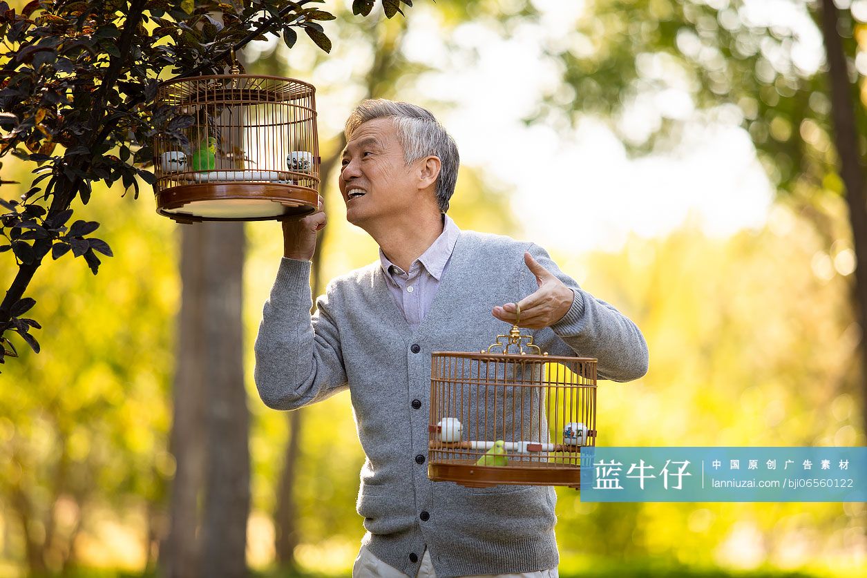 快乐的老年人在公园遛鸟