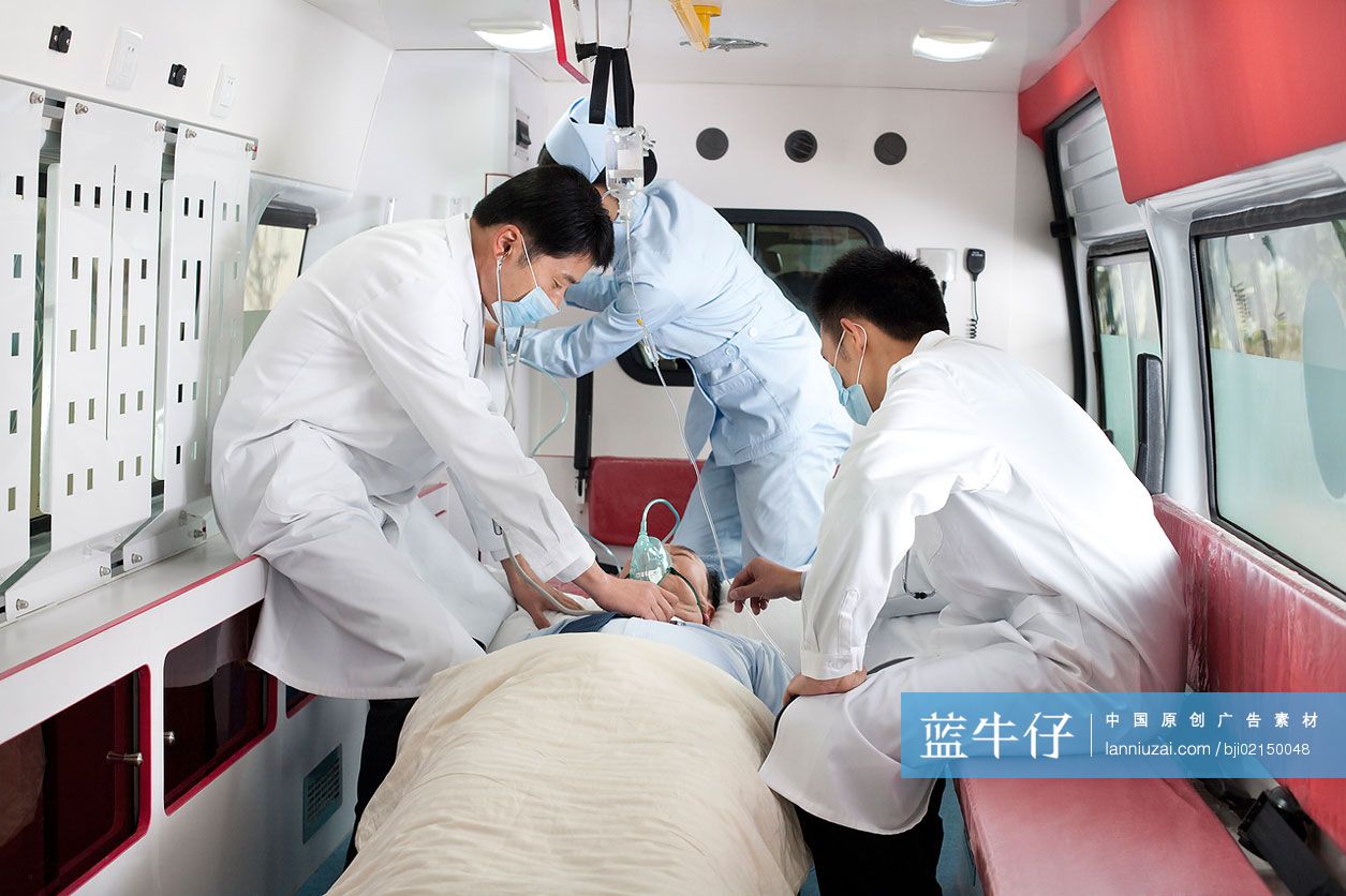 医务工作者抢救病人