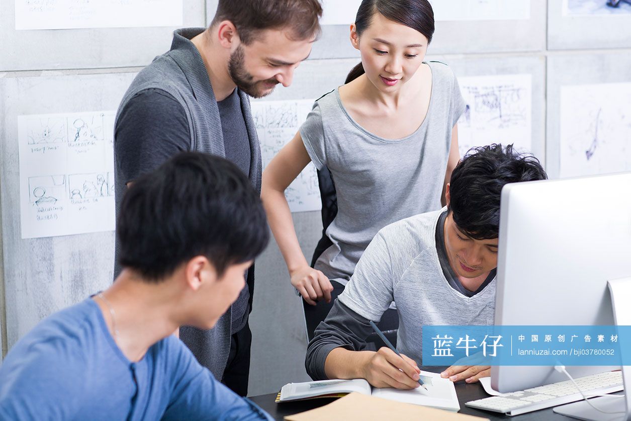 办公室里的年轻人