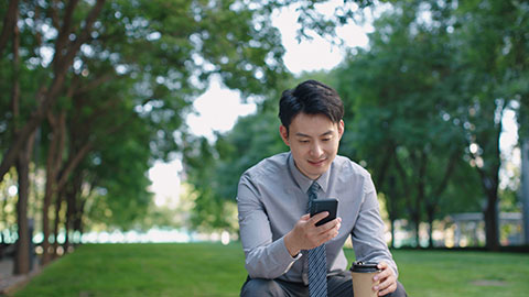 Young Chinese businessman using smart phone,4K