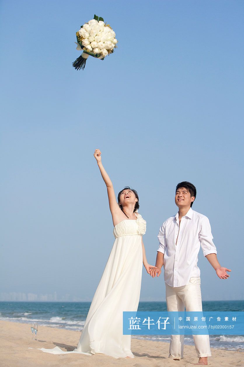 新娘向空中抛捧花