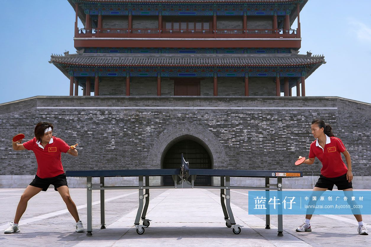 乒乓球运动员在寺庙前比赛