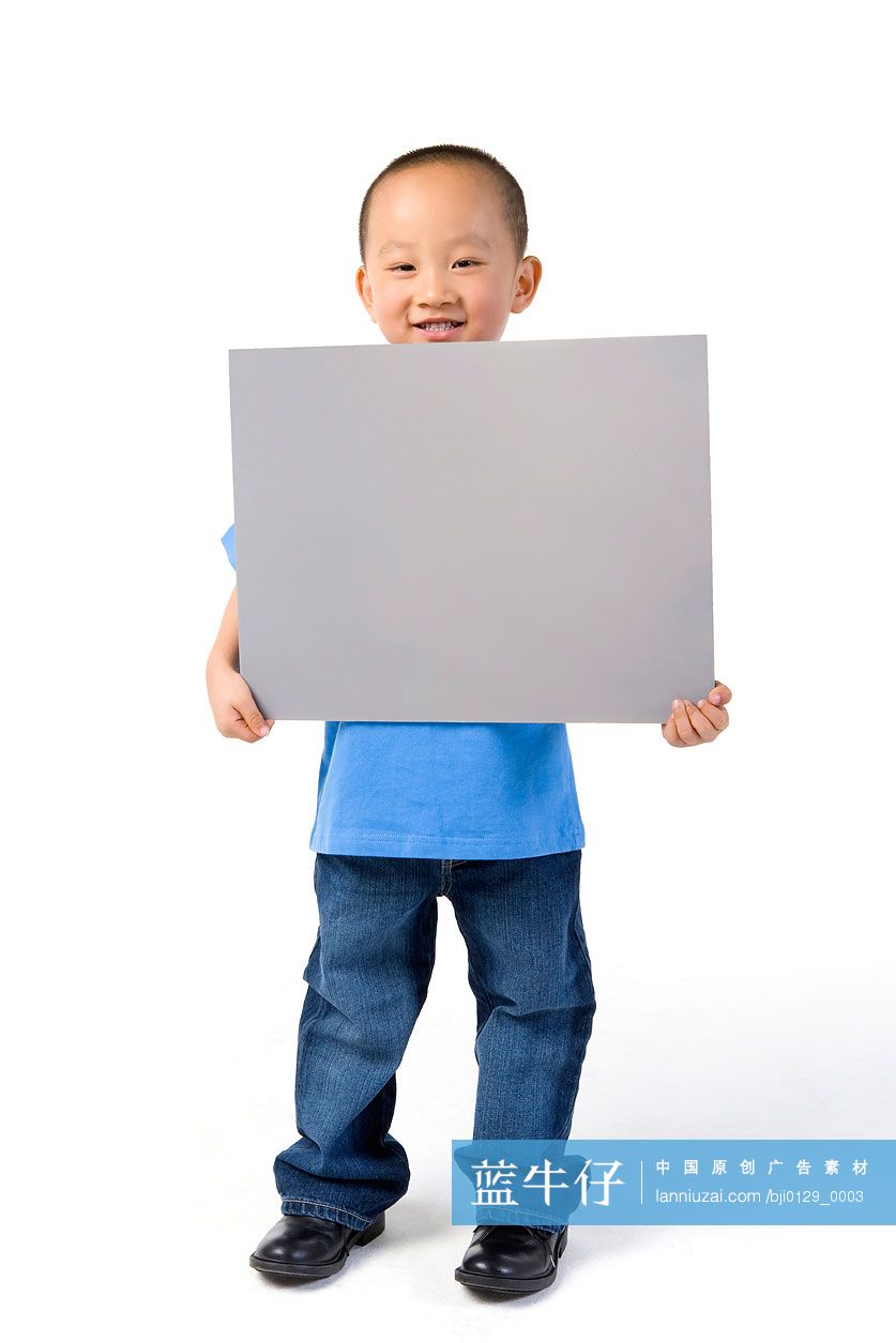 小男孩手拿白板