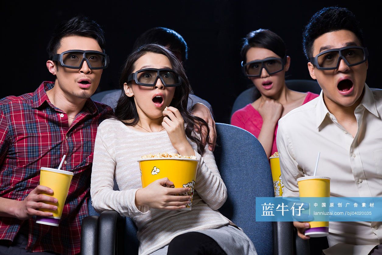 年轻情侣在影院看3D电影