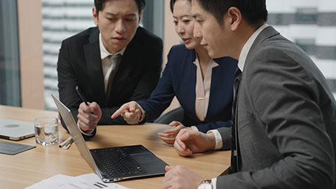 Confident Chinese business people having a meeting,4K