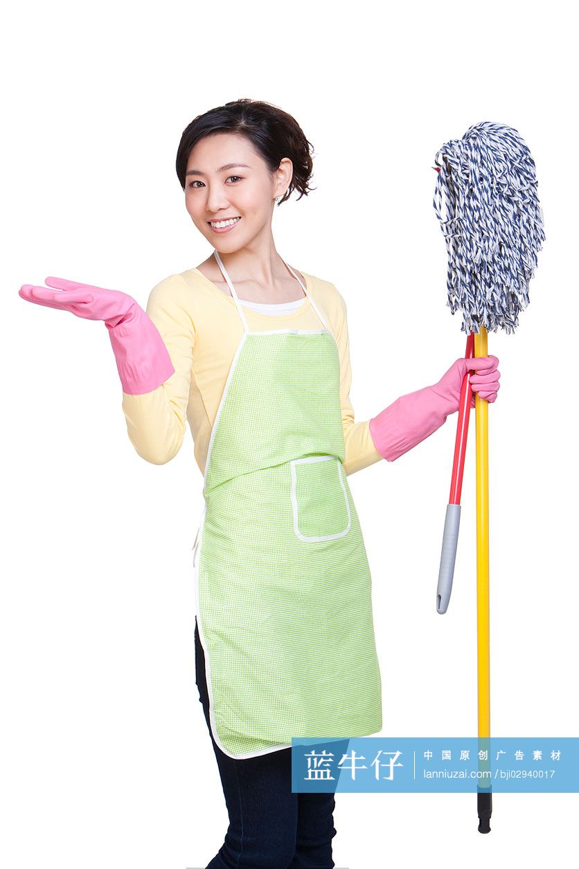 居家青年女性和拖把