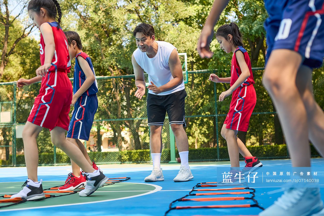 孩子们上篮球课