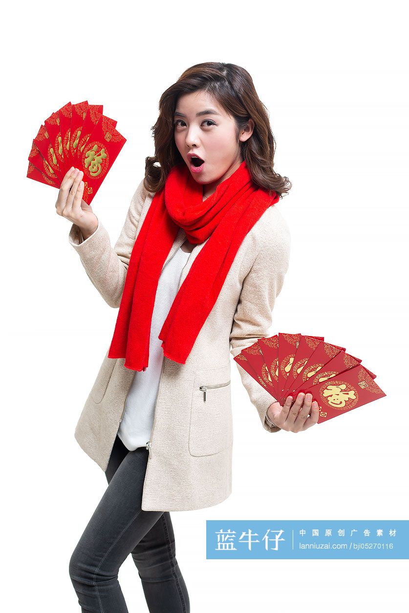 快乐的年轻女士手拿红包