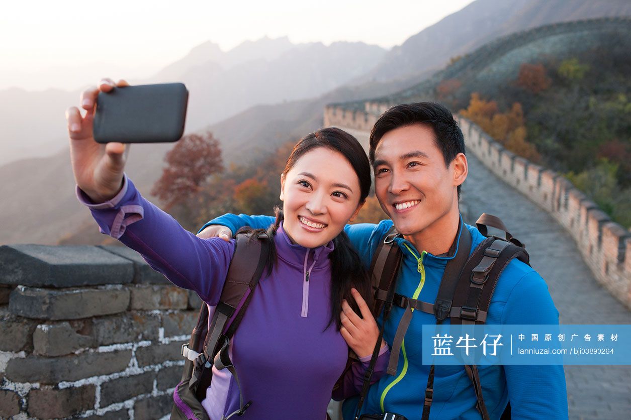 年轻情侣在长城自拍