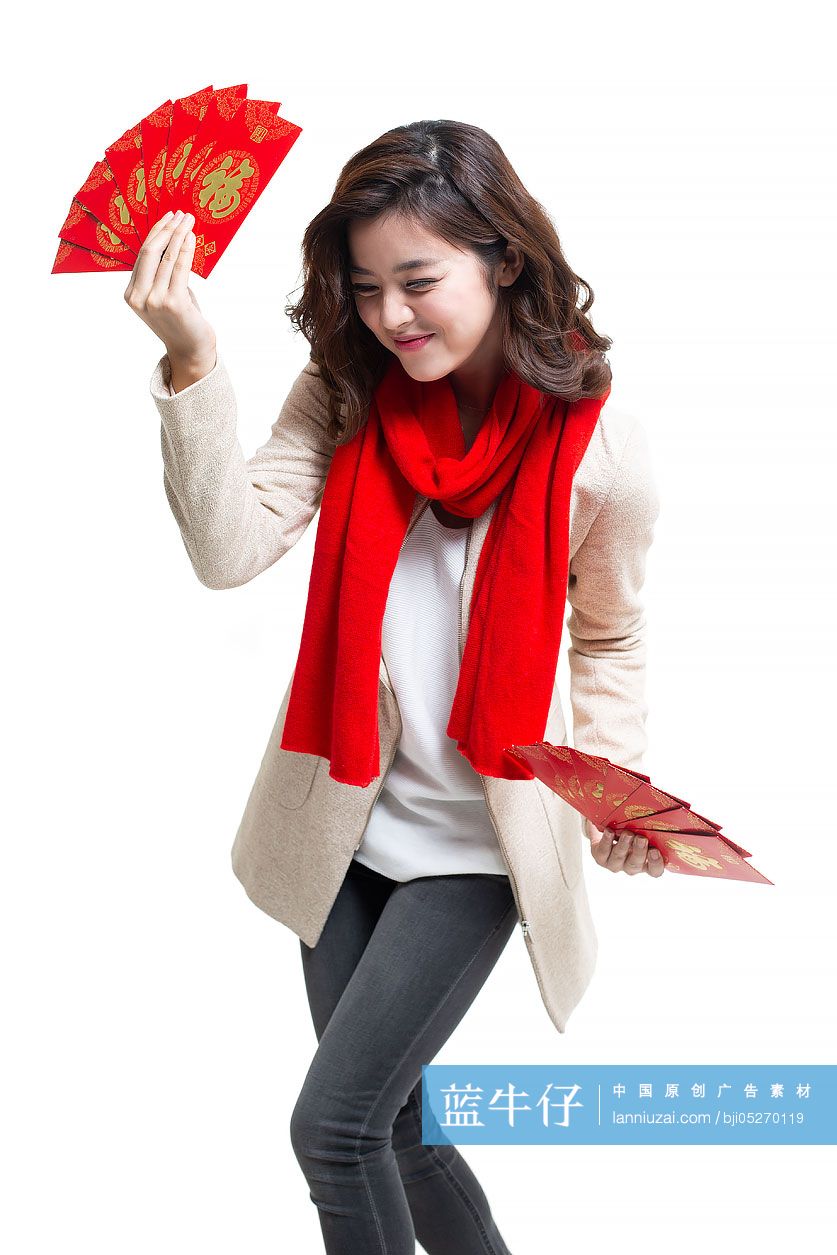 快乐的年轻女士手拿红包